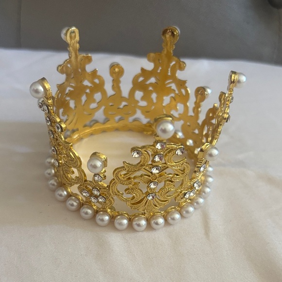 Elegant Gold and Pearl Crown - Picture 1 of 7
